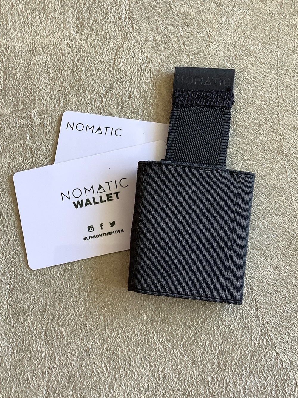 Nomatic black elastic wallet